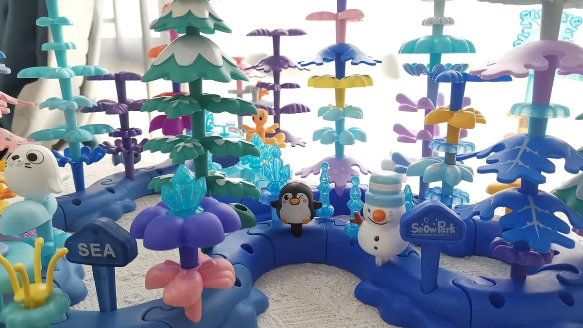 SUPUZZ Icy World animal figures and branching building pieces in a winter scene