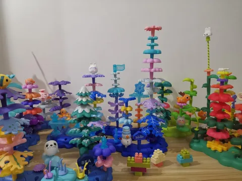 Different SUPUZZ nature-themed building collections displayed together