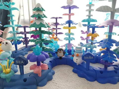 Icy World building scenes assembled on a play surface